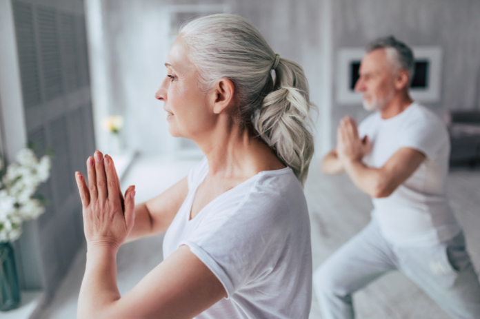 Bild Lupus Behandlung Basis-Maßnahmen Frau Yoga