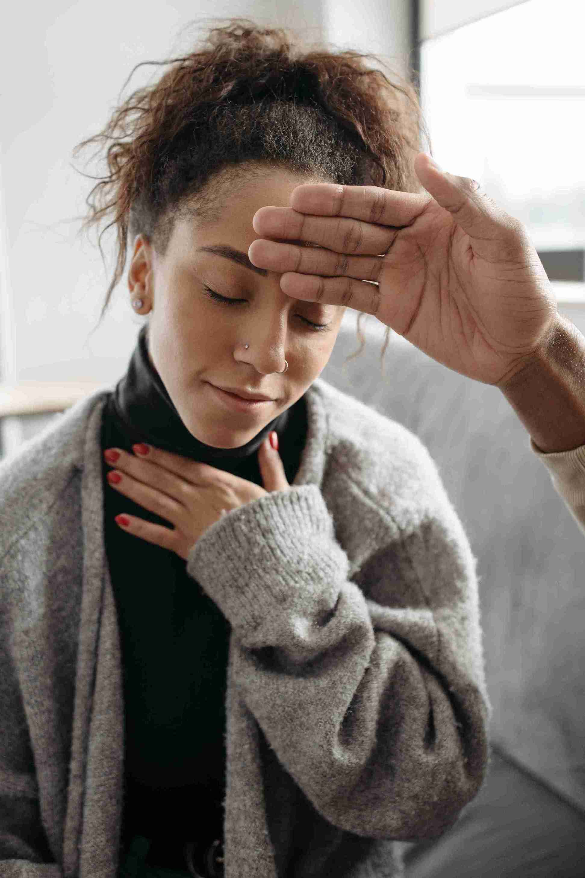 Bild Bei einer kranken Frau wird der Kopf geprüft