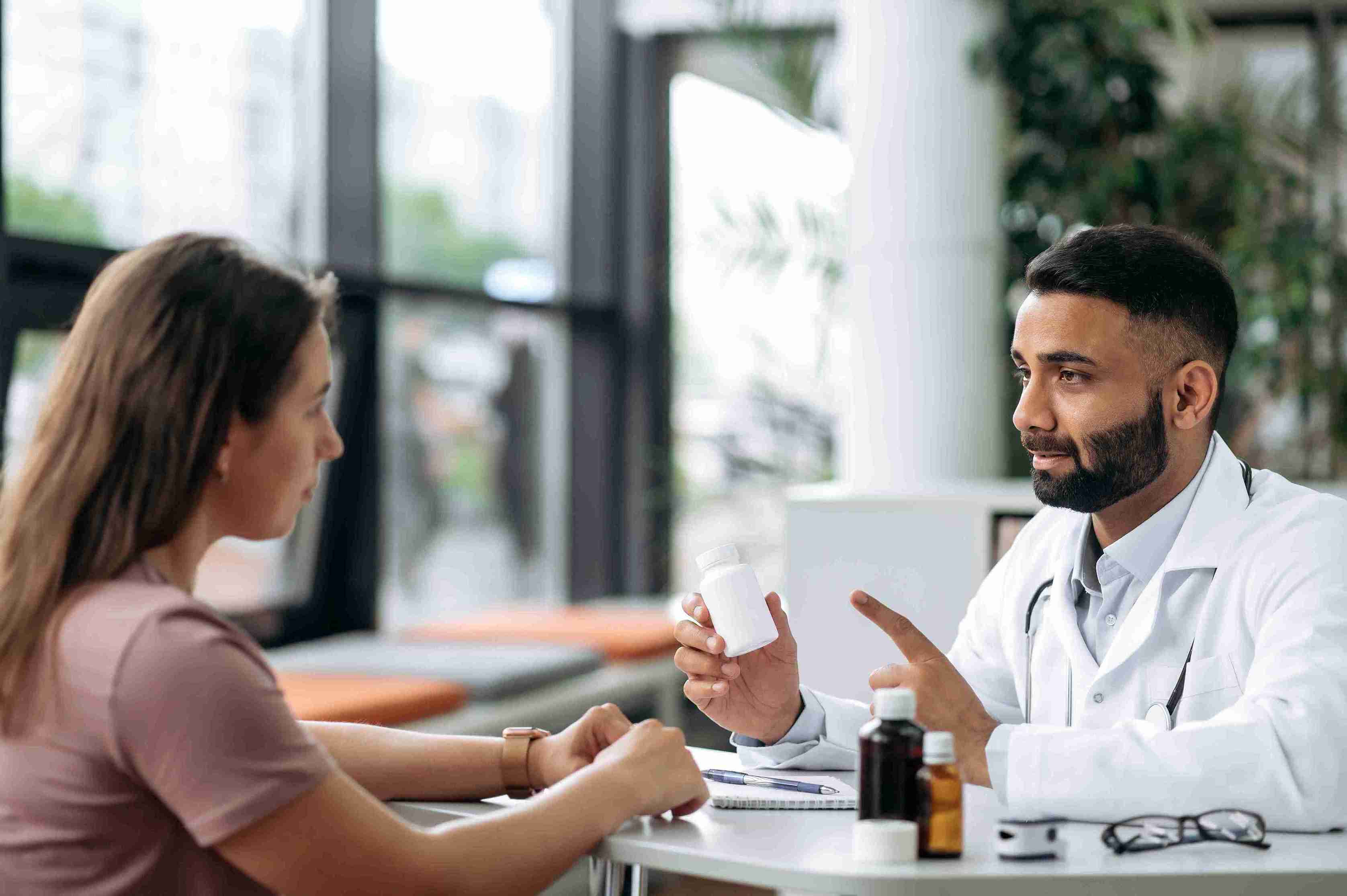 Arzt diskutiert mit Frau 