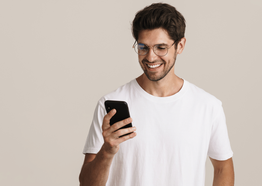 CME-Punkte_Kachelbild - Image of smiling man in eyeglasses Lupuscheck Bild Selbsthilfe Gruppe Frauen