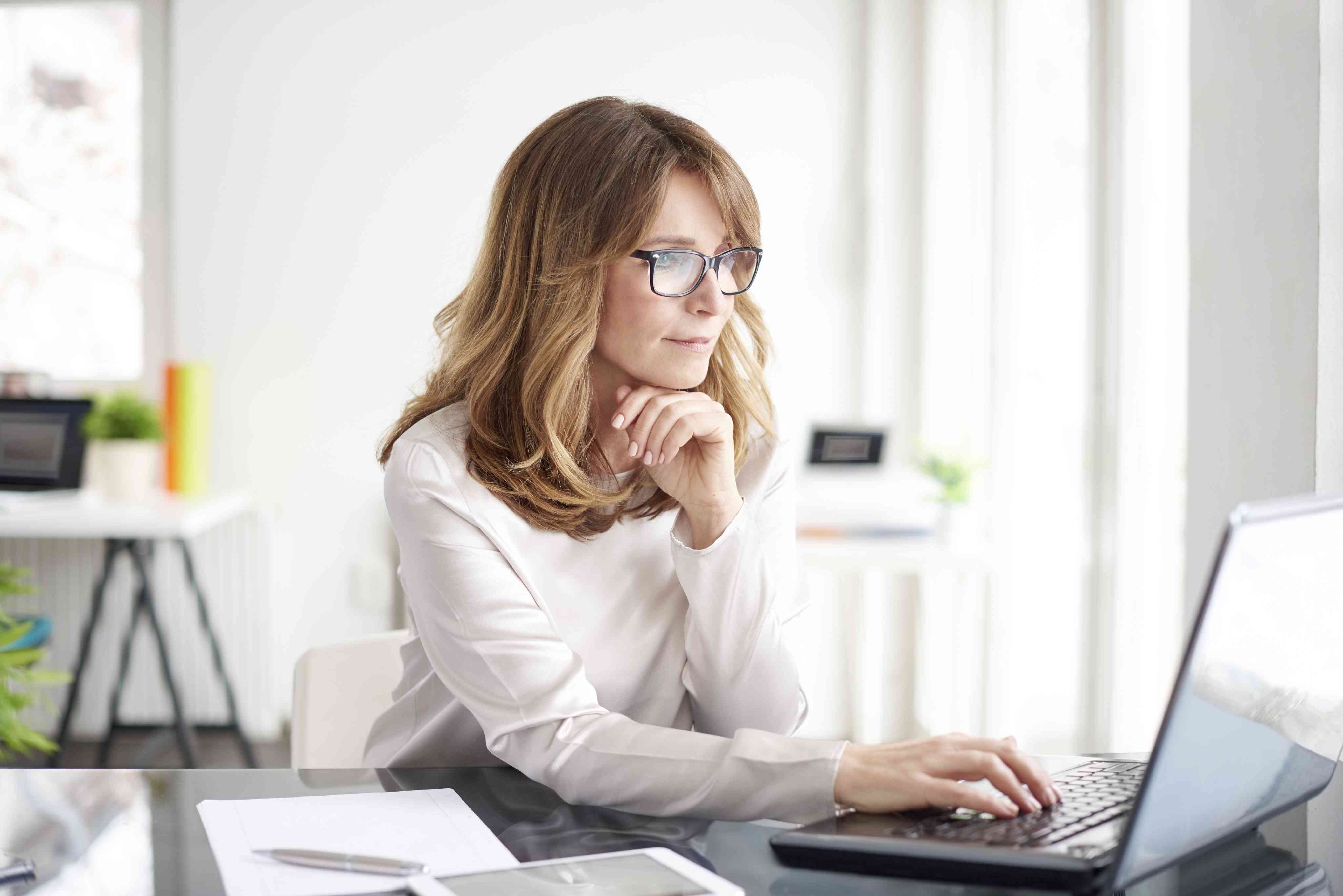 Lupus und Beruf Frau mit Laptop